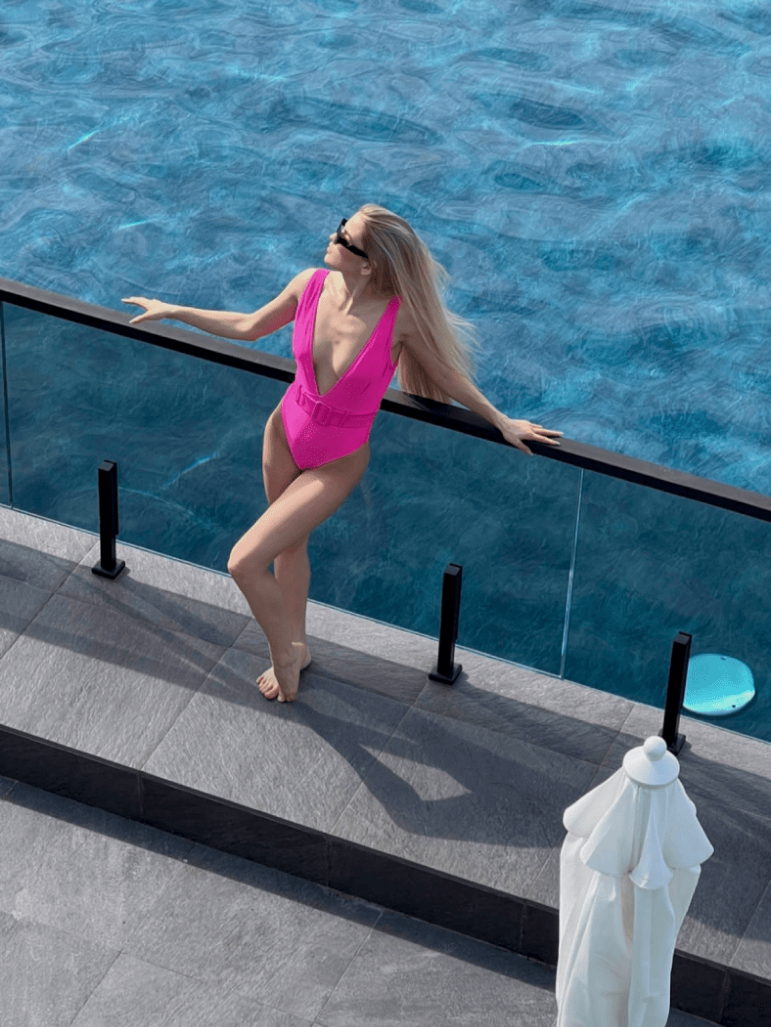 девушка на бассейне