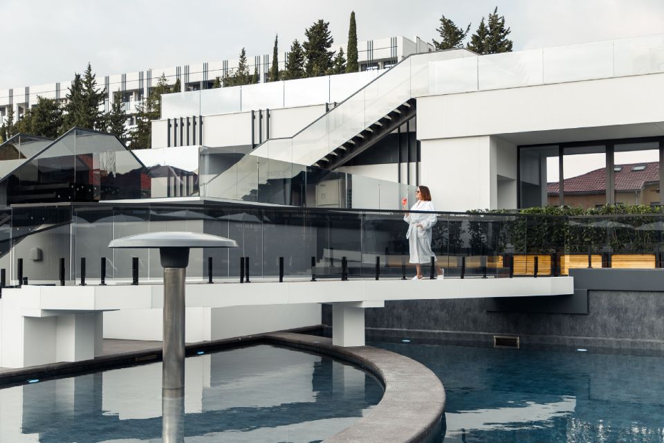 девушка у открытого бассейна