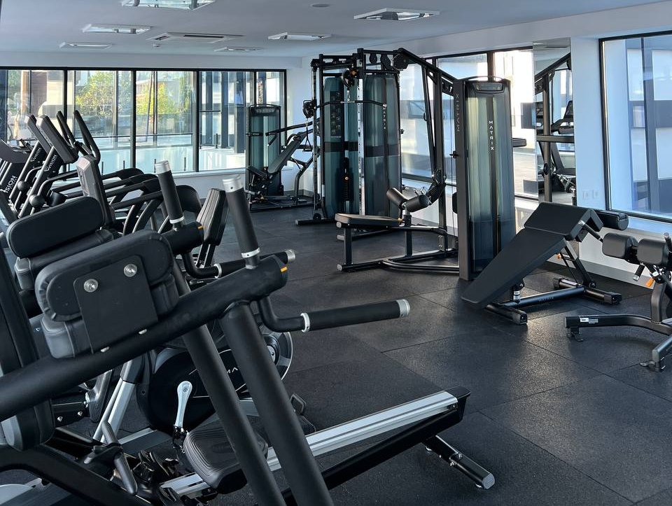 тренажерный зал с панорамными окнами