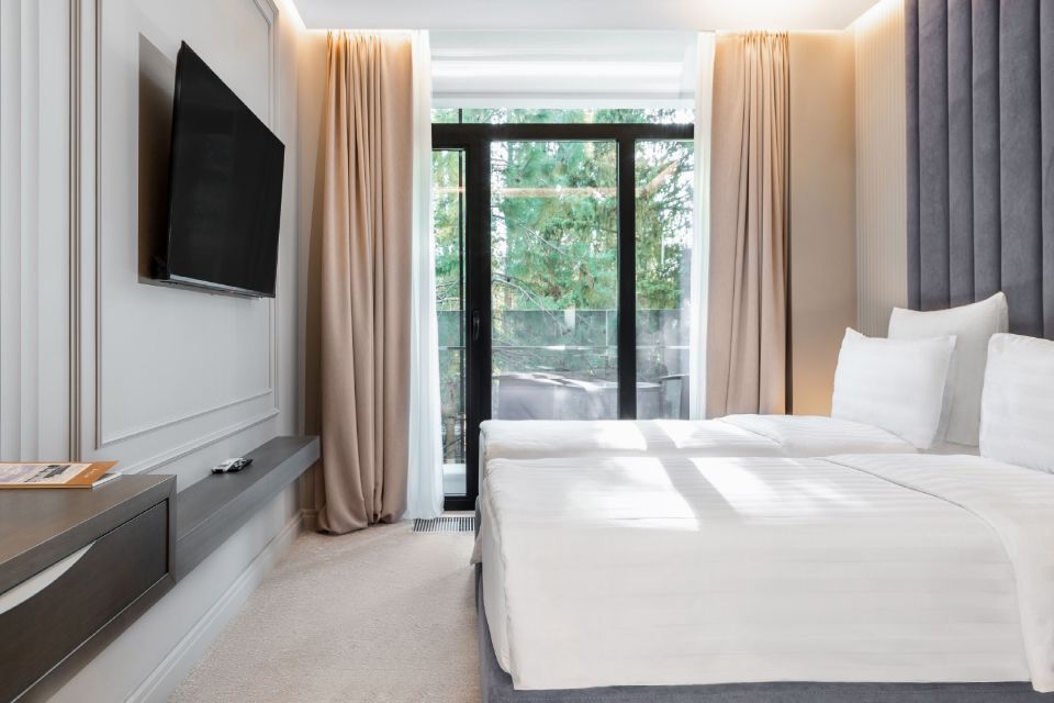 номер отеля с панорамным окном