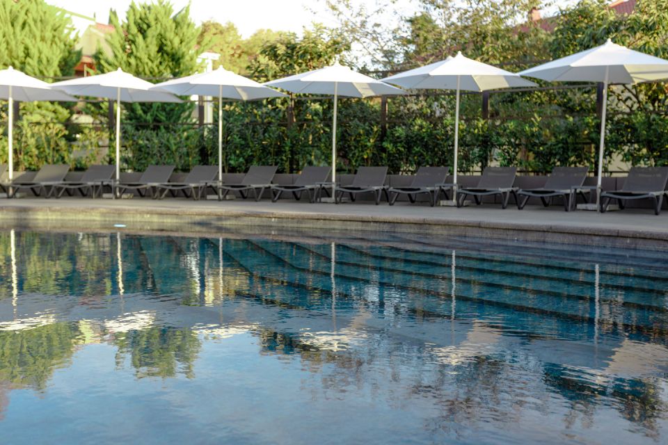 открытый бассейн с шезлонгами