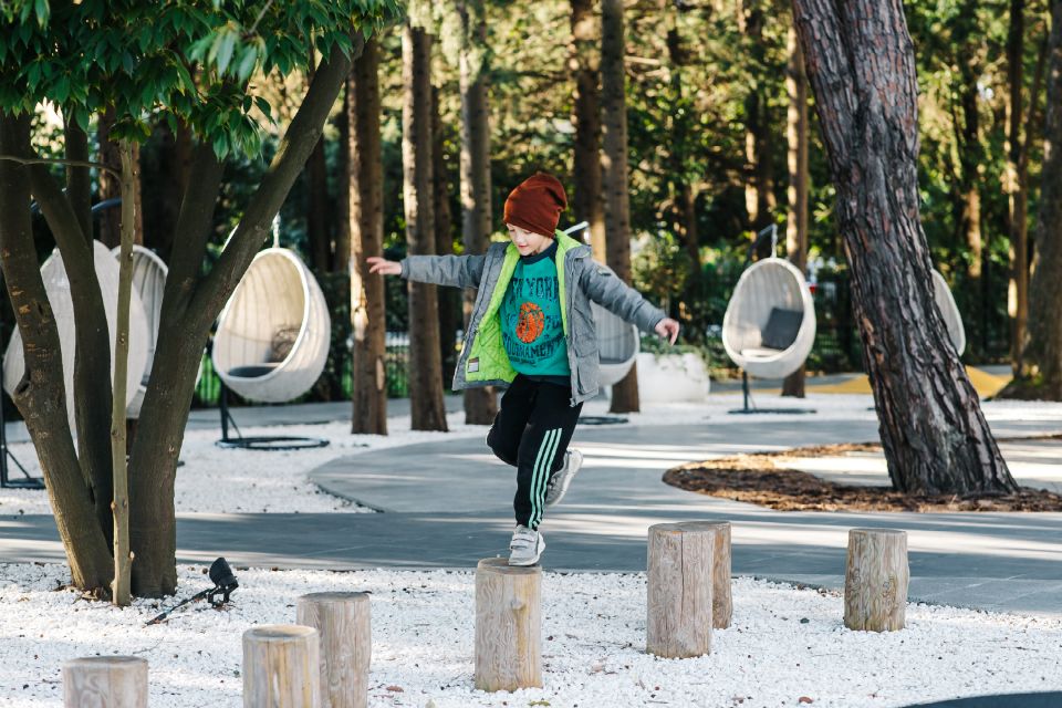 мальчик на детской площадке