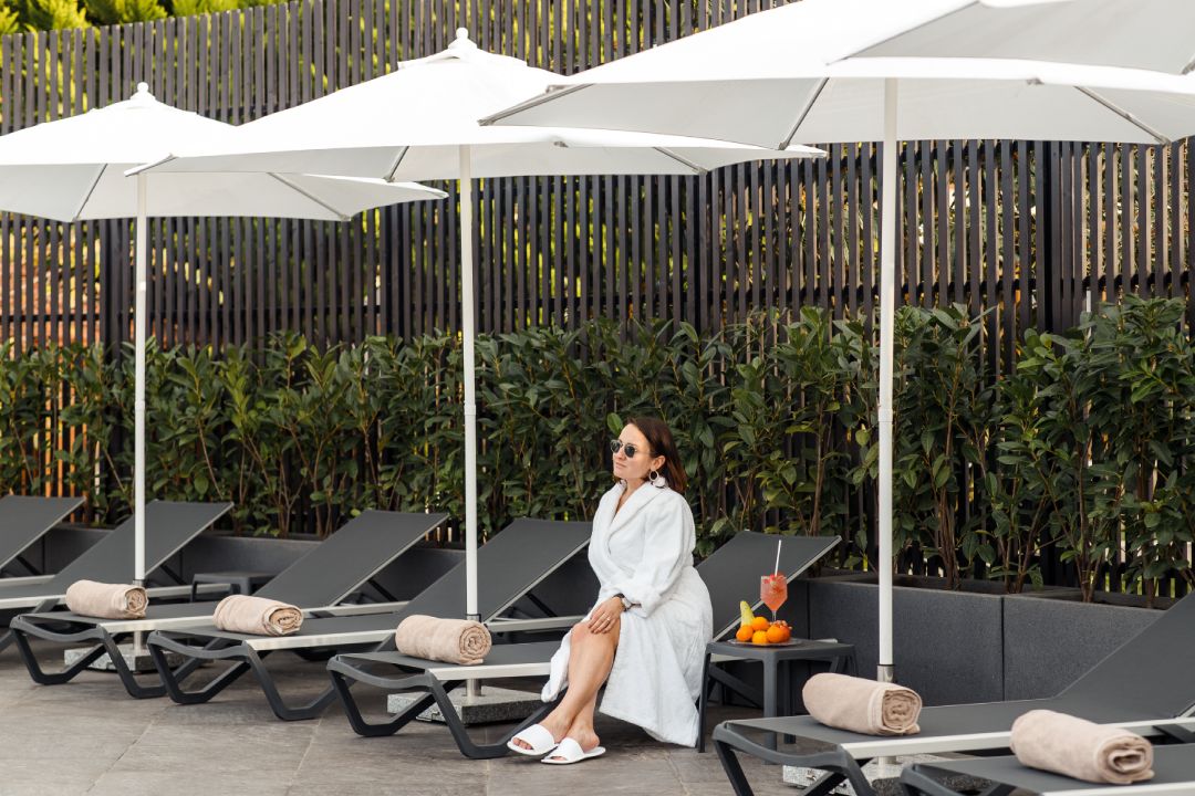 девушка в халате на шезлонге 