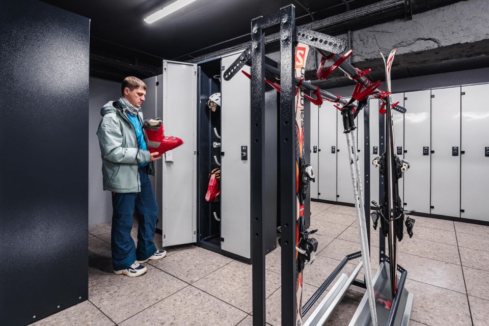 лыжник в лыжной комнате