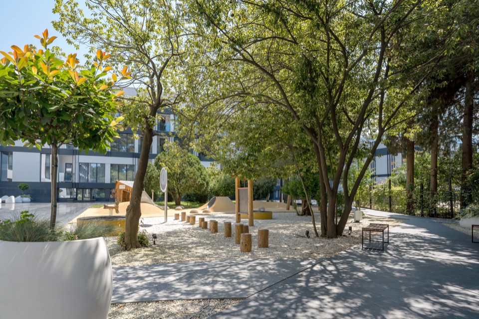 вид на детскую площадку