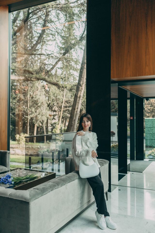 девушка в лобби отеля