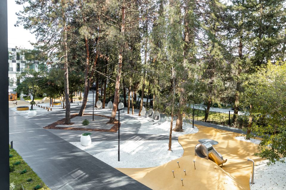 вид из окна на детскую площадку