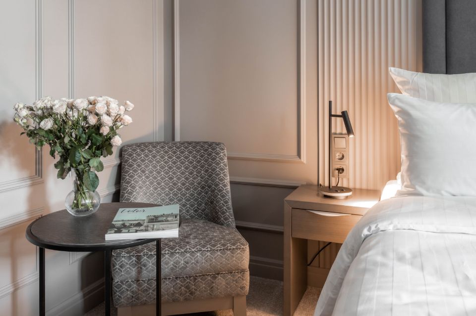 журнальный столик с цветами и креслом