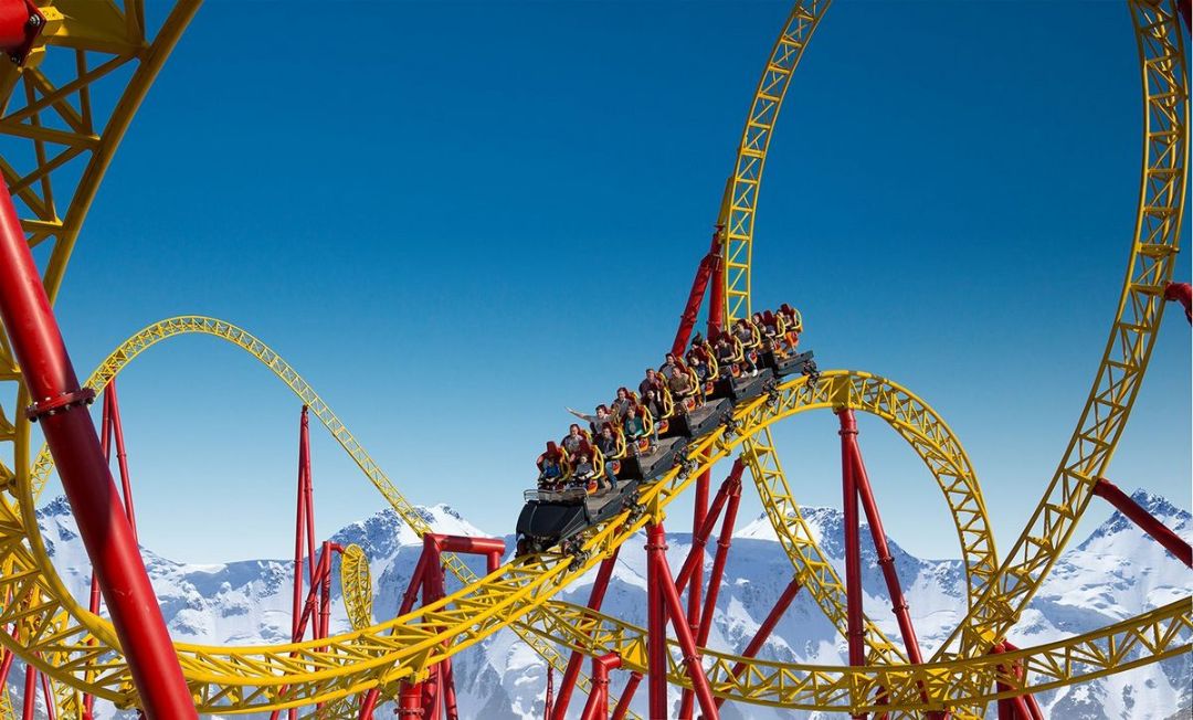 двуспальная кровать с халатами