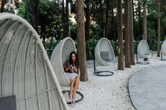 кресла-коконы в парке