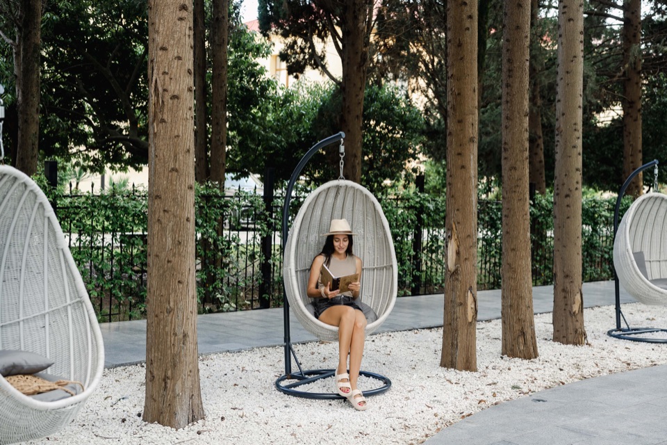 девушка в кресле-коконе