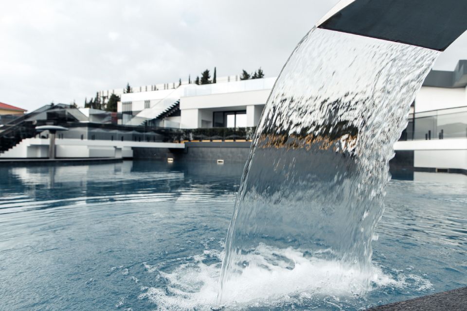 открытый бассейн со струями воды