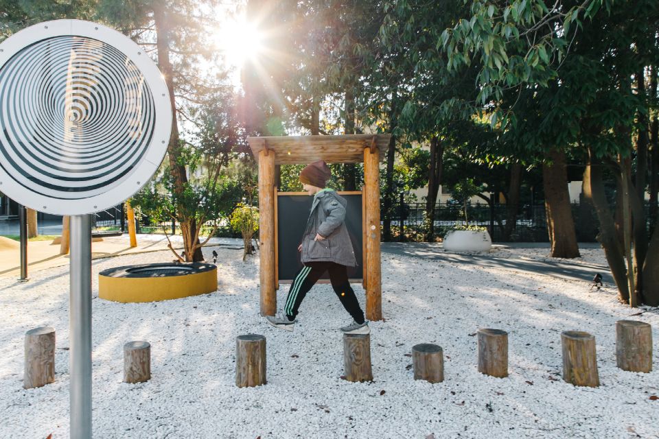 мальчик на детской площадке