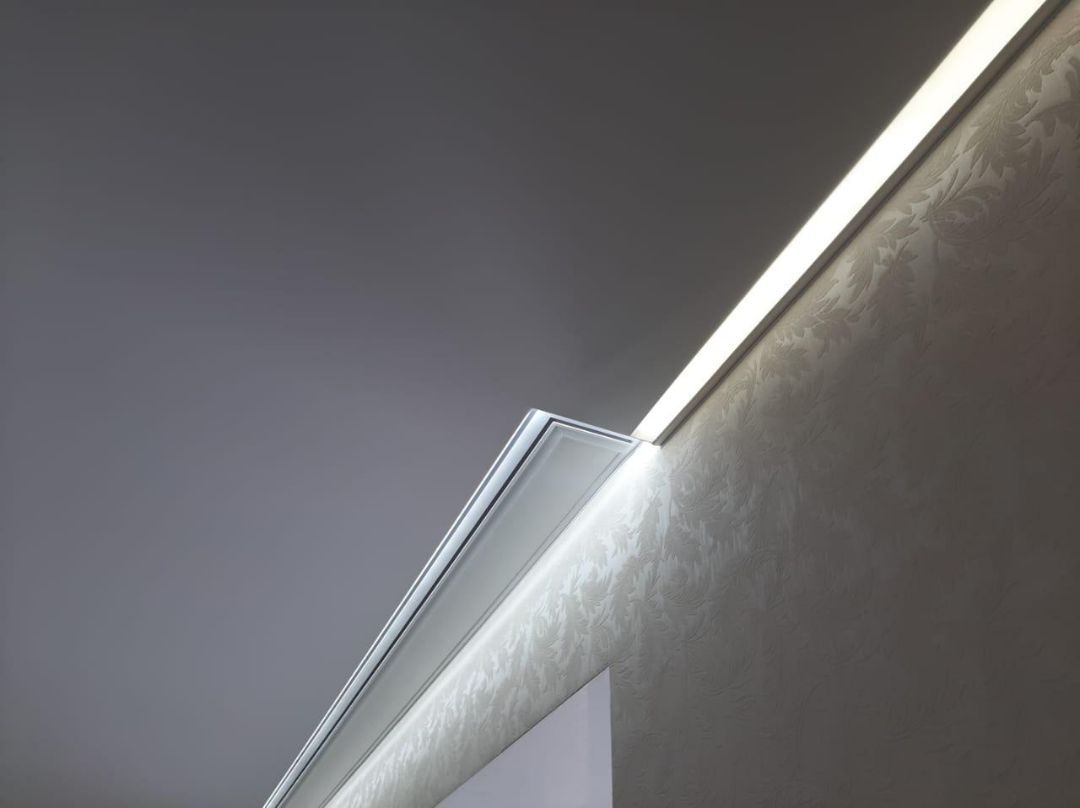 Алюминиевая гардина для натяжного потолка фото