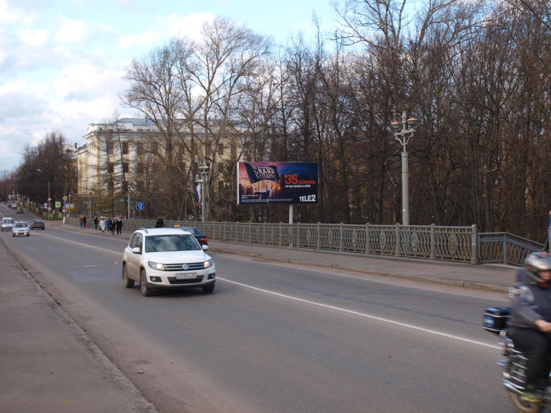 ул. Ленина у моста через Ловать слева