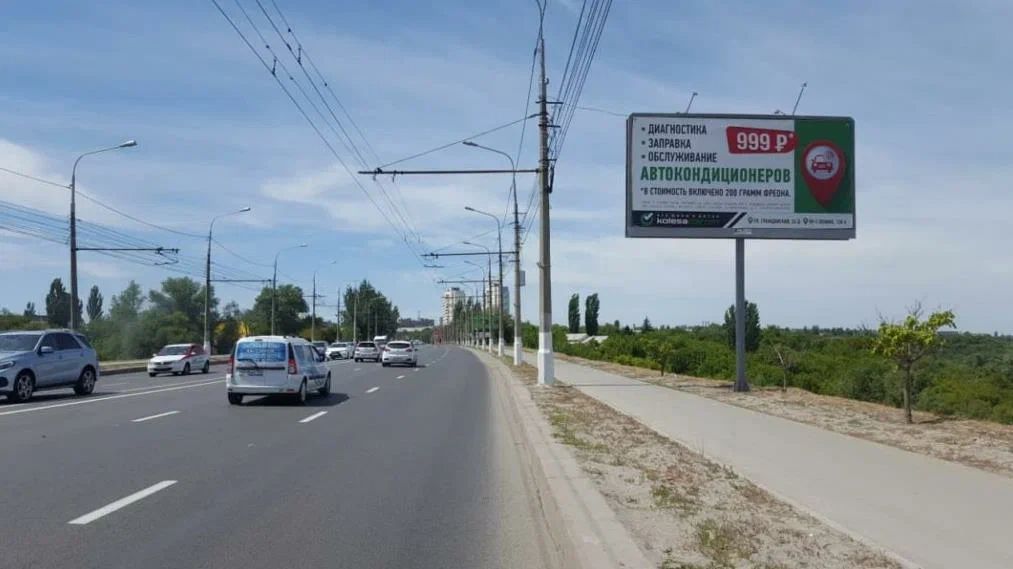 ул.Николая Отрады при движении в центр справа (дамба через р. Мокрая Мечетка).