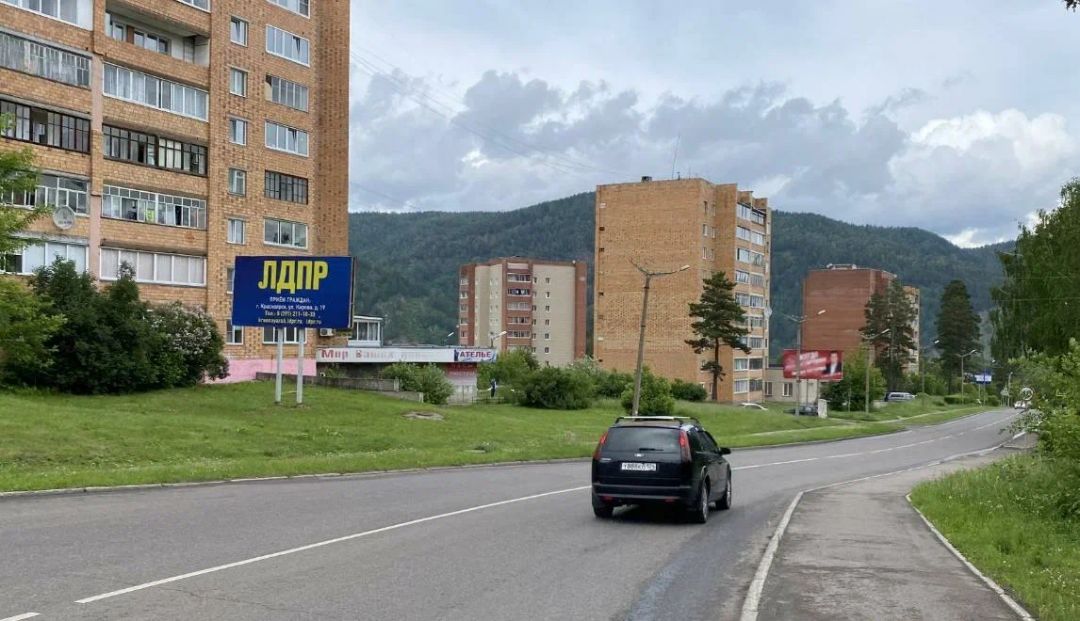 Нагорная, 11 через дорогу