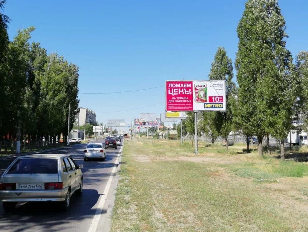 Ул. Землячки при движении к пр. Жукова, справа в 50 м до пересечения с ул. Бульвар 30-лет Победы