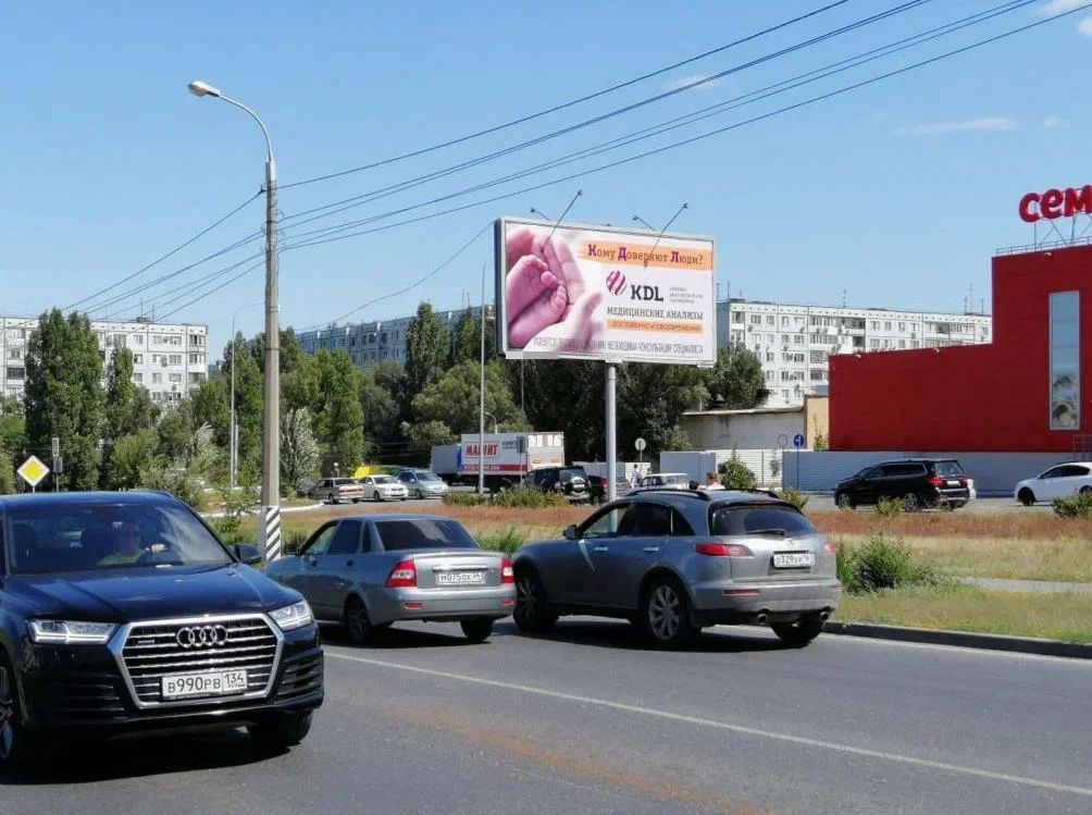 Ул. Землячки при движении от пр. М Жукова , в 50 м до пересечения с ул. Бульвар 30 лет Победы