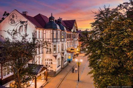 Комплекс расположен в районе с хорошо развитой транспортной, социальной и коммерческой инфраструктурой — прямо напротив станции метро «Бухарестская» и ТРК «Континент», рядом с крупной дорожной развязкой. Апартаменты полностью отделаны и оснащены, планировки продуманы таким образом что даже на небольших площадях удалось разместить рабочую, спальную и кухонную зону. Резидентам доступен гостиничный сервис: услуги консьержей, система управления доступом, круглосуточные видеонаблюдение и пост охраны, клининг и обслуживание в номерах. Из лобби можно попасть из "жилой" зоны комплекса в рестораны, бары и кафе. Резиденты могут воспользоваться банкетным залом, комнатами для переговоров и презентаций, лекторием с мультимедийным залом и коворкингом. Досуг можно проводить как в 25-метровом бассейне, SPA-зоне или фитнес-центром, так и в одной из камерных лаундж-зон.