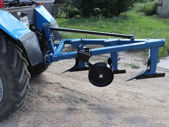 плуг на тарктор