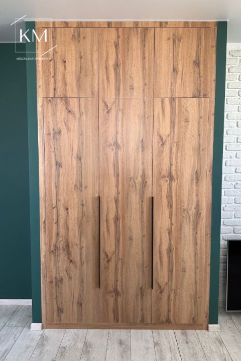 Распашной шкаф в гостиную