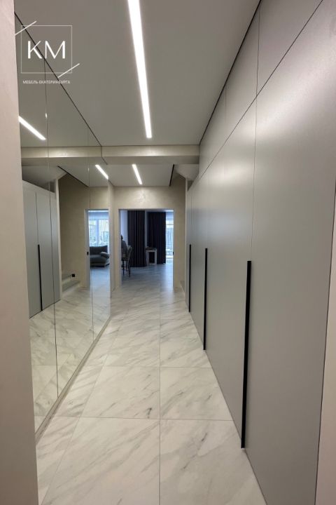 Прихожая от КМ для большой семьи в загородный коттедж