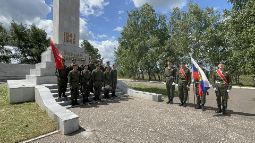 Торжественная церемония у памятника Военному водителю