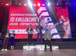 Кикбоксеры на пьедестале военнослужащим СВО