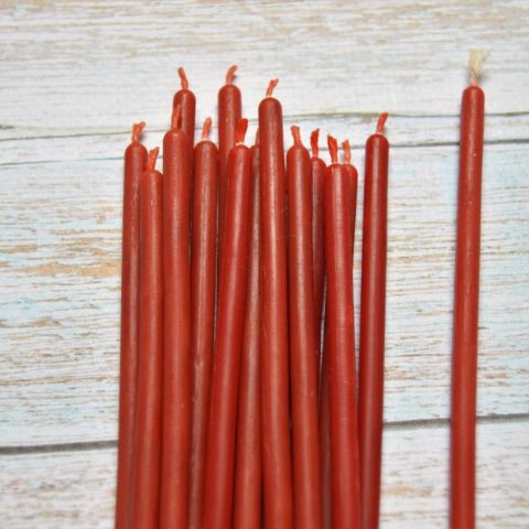 Тонкие красные свечи