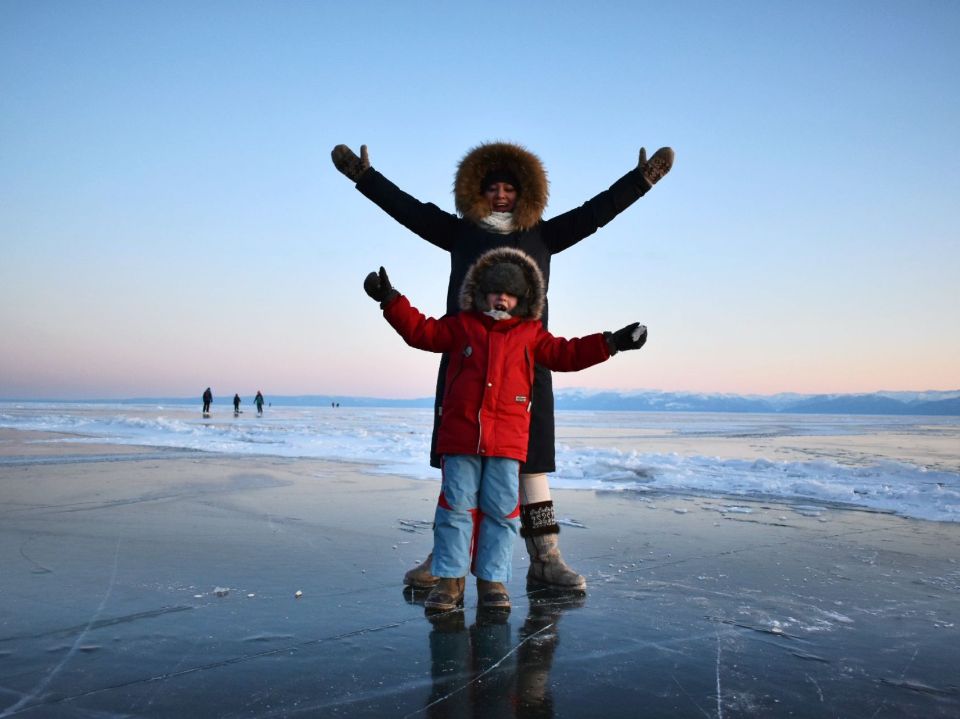 Лед в пос Листвянка на Байкале зимой