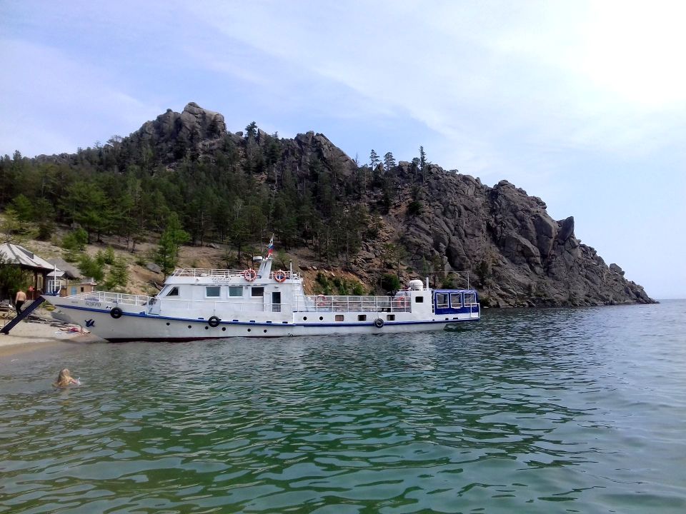 Корабли в бухте Песчаной на западном берегу озера Байкал