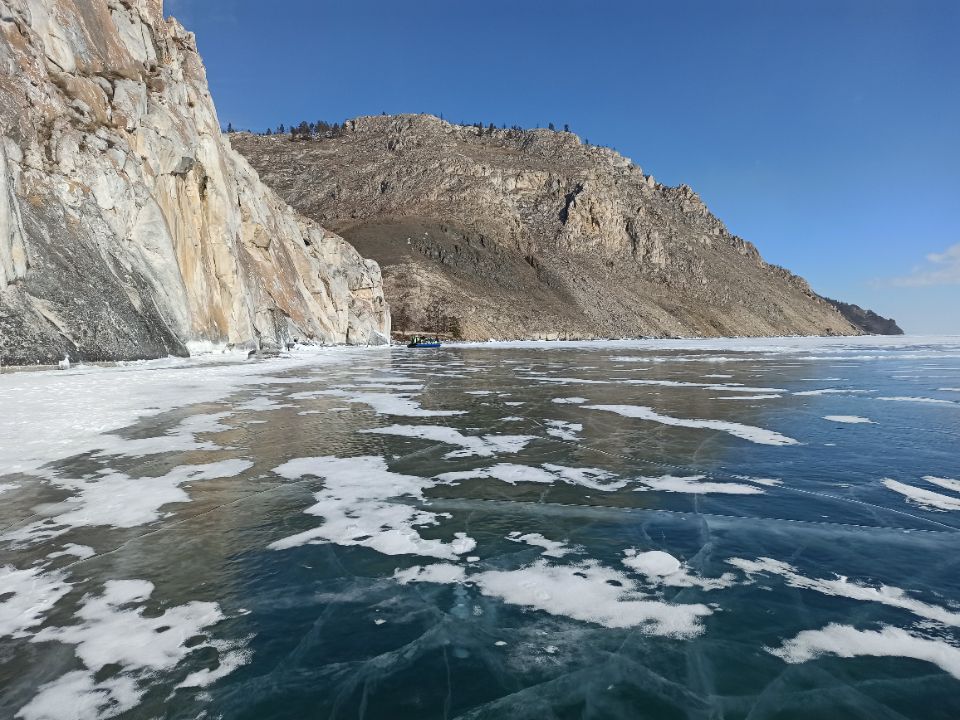Утес Саган-Заба на Байкале зимой