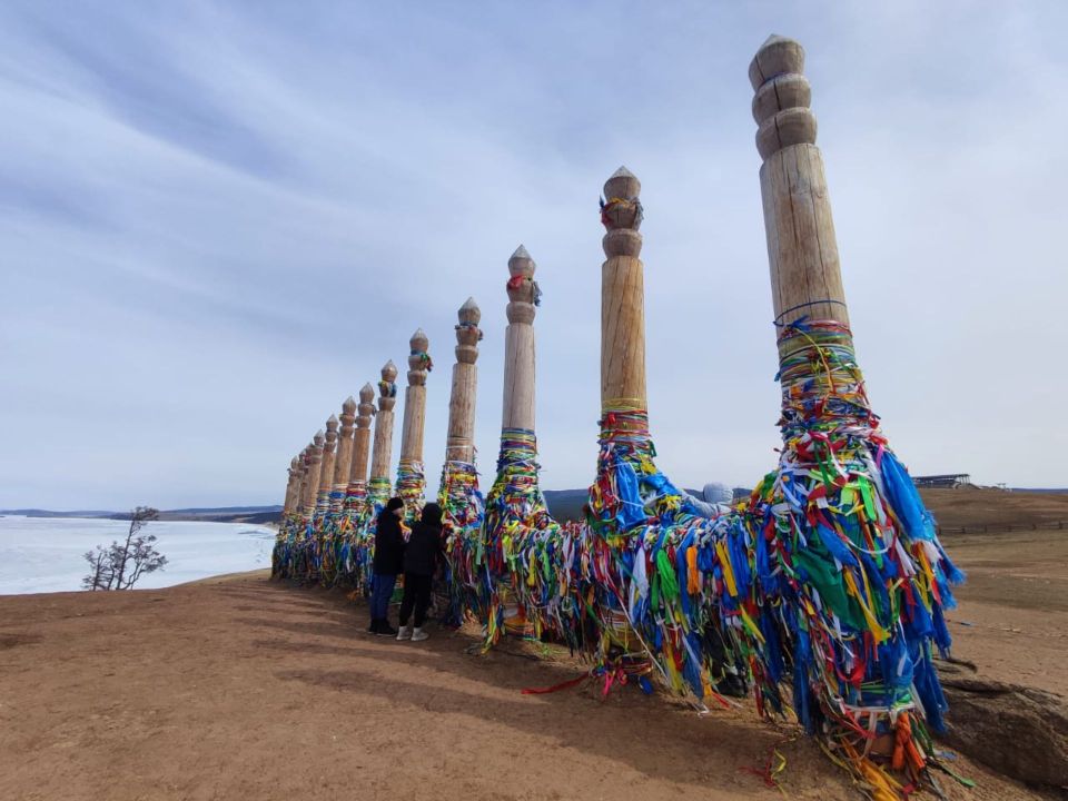 13 ритуальных столбов сэргэ на острове Ольхон