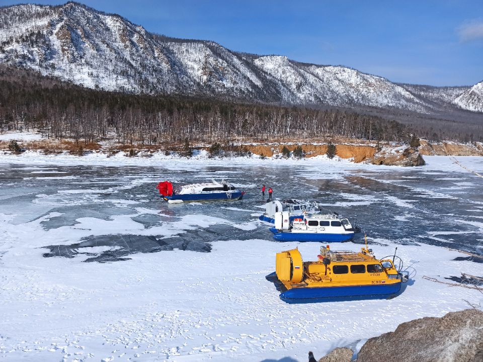 Зимой и весной в бухту Песчаную проводятся экскурсии на Хивусах из Листвянки и Большого Голоустного