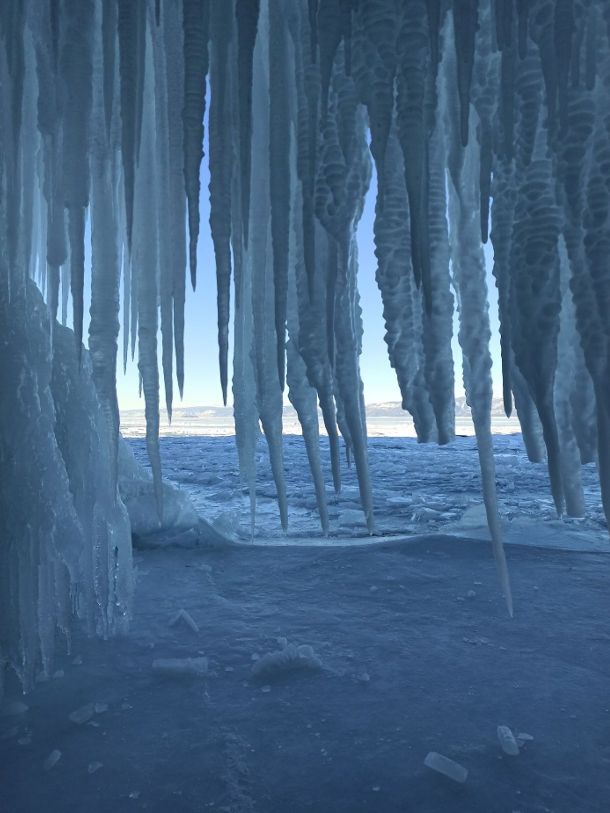 Ледовые гроты на острове Ольхон