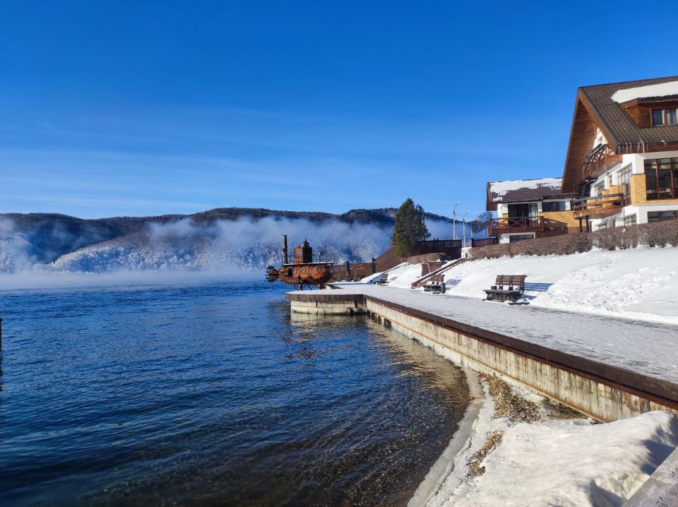 Исток реки Ангары в пос Листвянка на Байкале