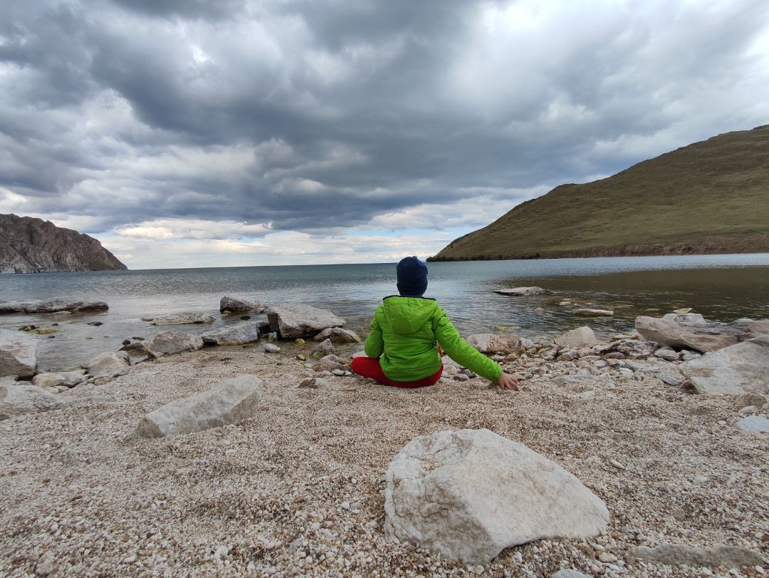 Бухта Ая озера Байкал. Бухта Ая летом. Ребенок играет на песке на пляже в бухте Ая на озере Байкал. Туры на Байкал и остров Ольхон. Экскурсии на Байкал из Иркутска: Тажеранские степи, бухта Ая, остров Ольхон.