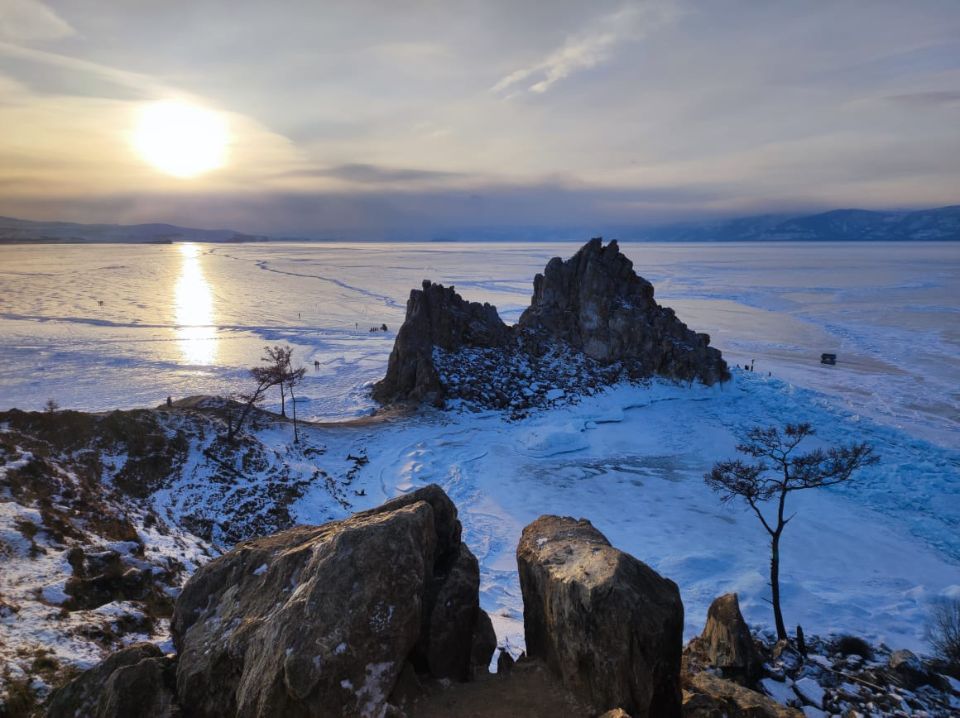 Скала Шаманка, мыс Бурхан на острове Ольхон зимой
