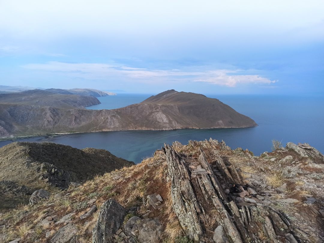 Бухта Ая озера Байкал. Бухта Ая летом. Вид на бухту Ая со сторону горы Шебета и Усть-Ангинского залива. Туры на Байкал и остров Ольхон. Экскурсии на Байкал из Иркутска: Тажеранские степи, бухта Ая, остров Ольхон.