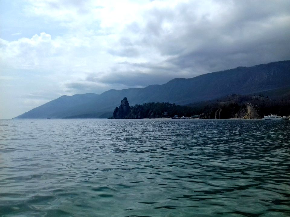 Бухта Песчаная на западном берегу озера Байкал