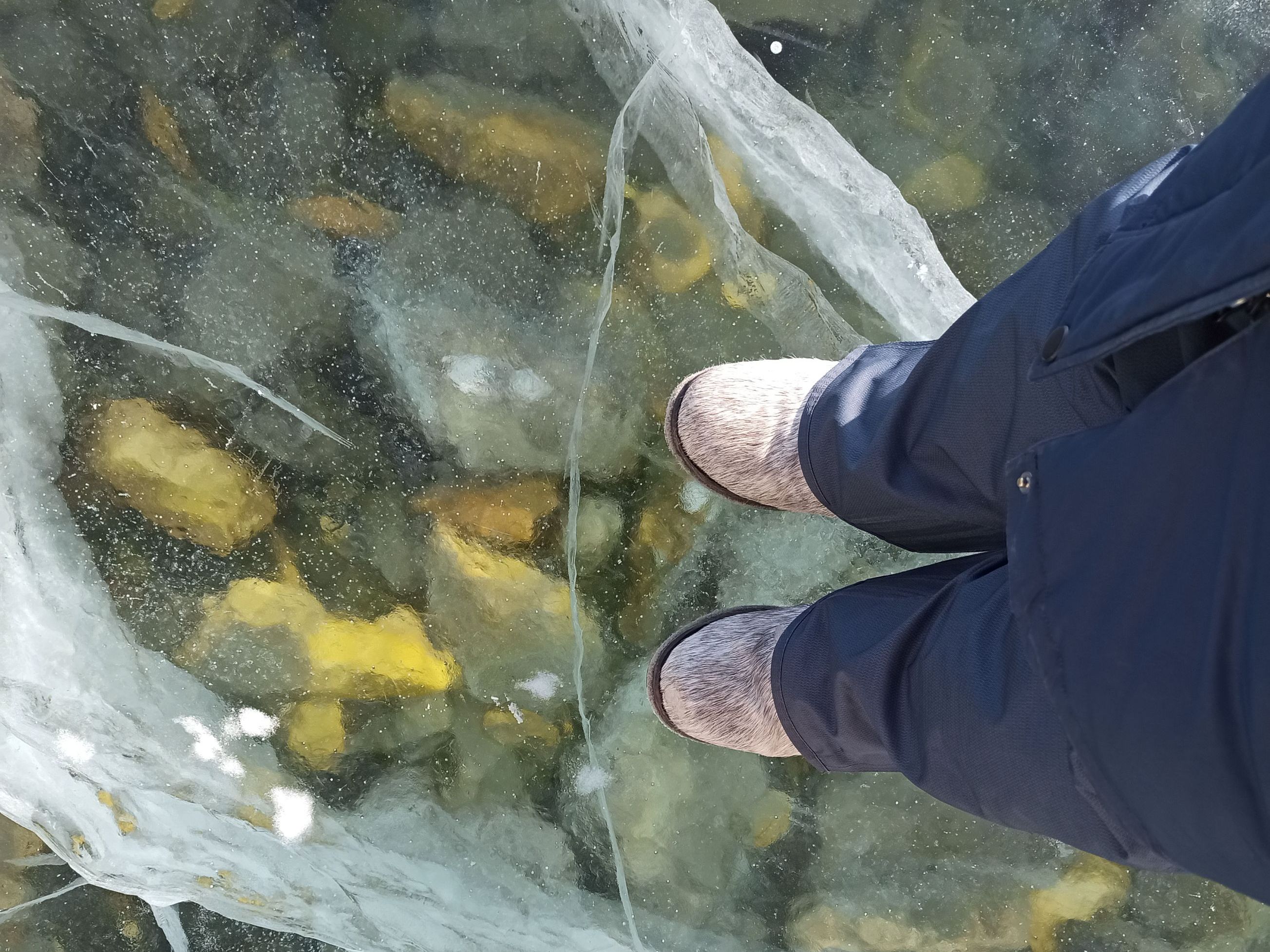 Лед Байкала. Утес Саган-Заба на Байкале зимой