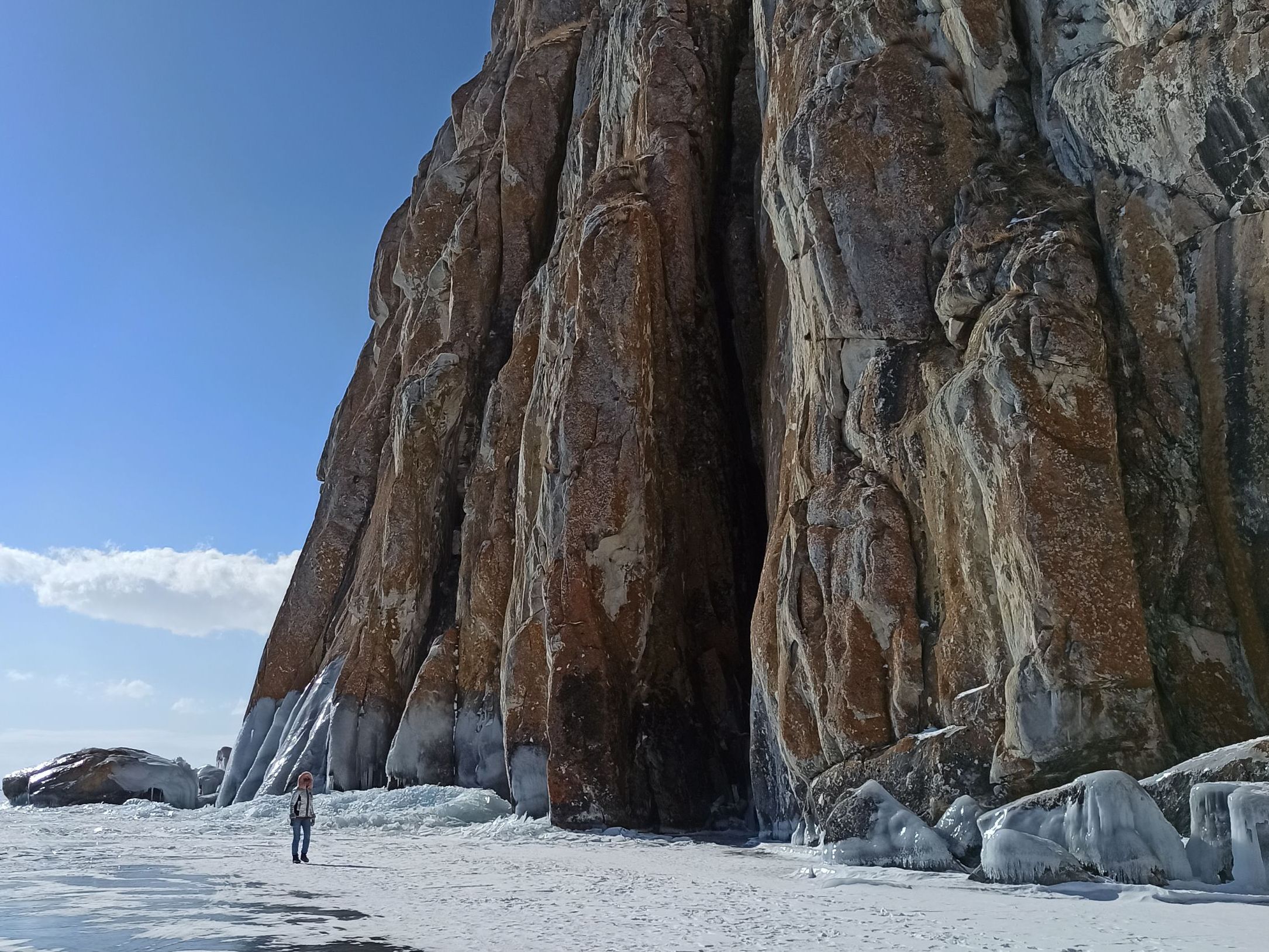 Утес Саган-Заба на Байкале зимой