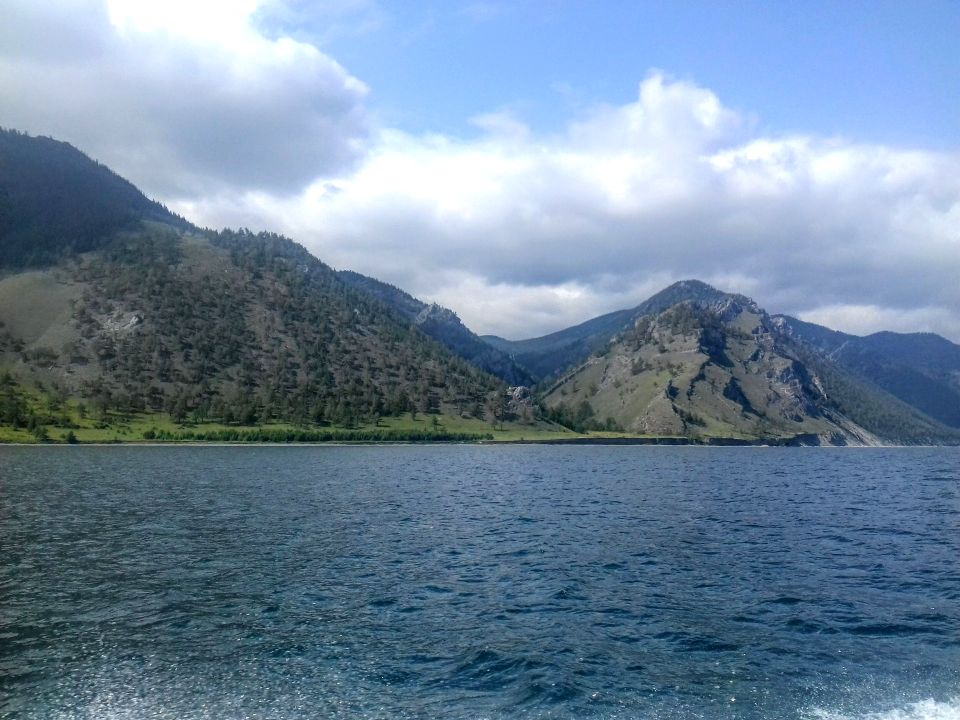 Приморский хребет тянется вдоль западного берега озера Байкал