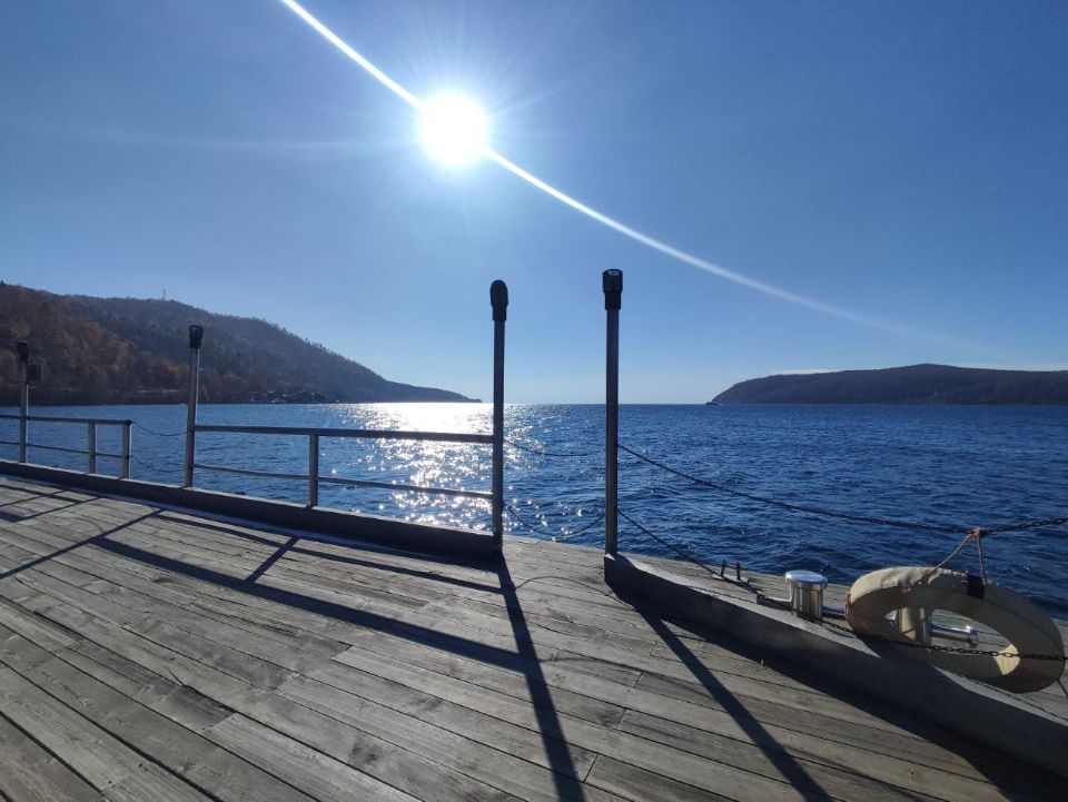 Исток реки Ангары в пос Листвянка на Байкале