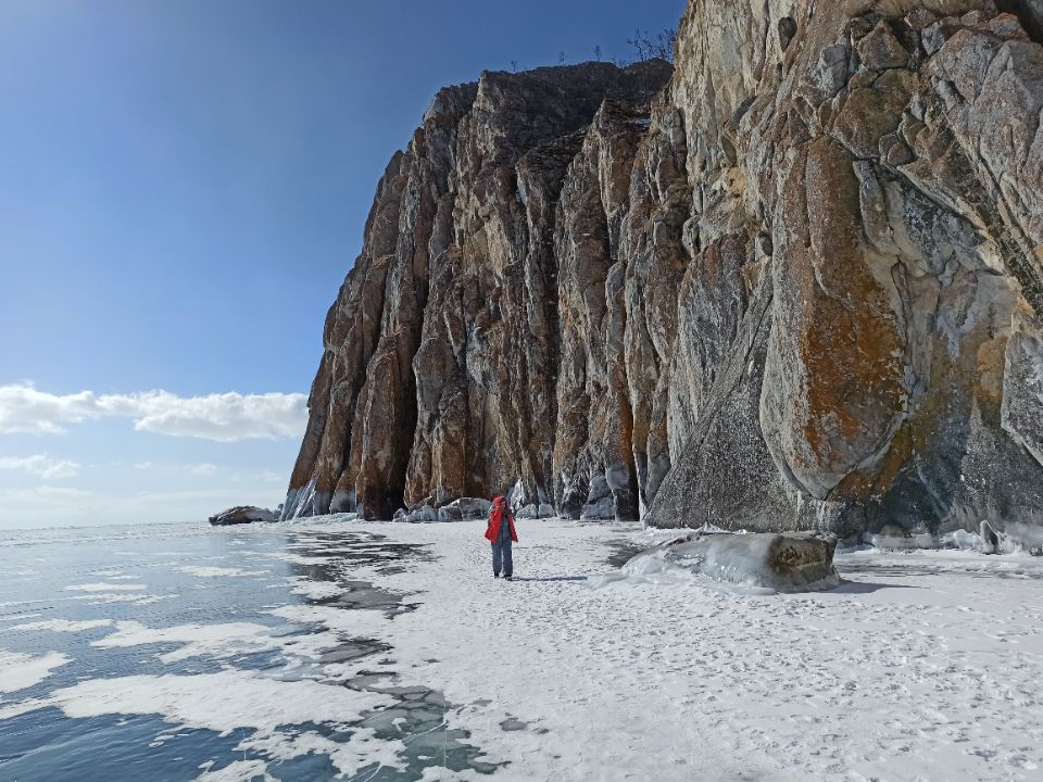 Утес Саган-Заба на Байкале зимой