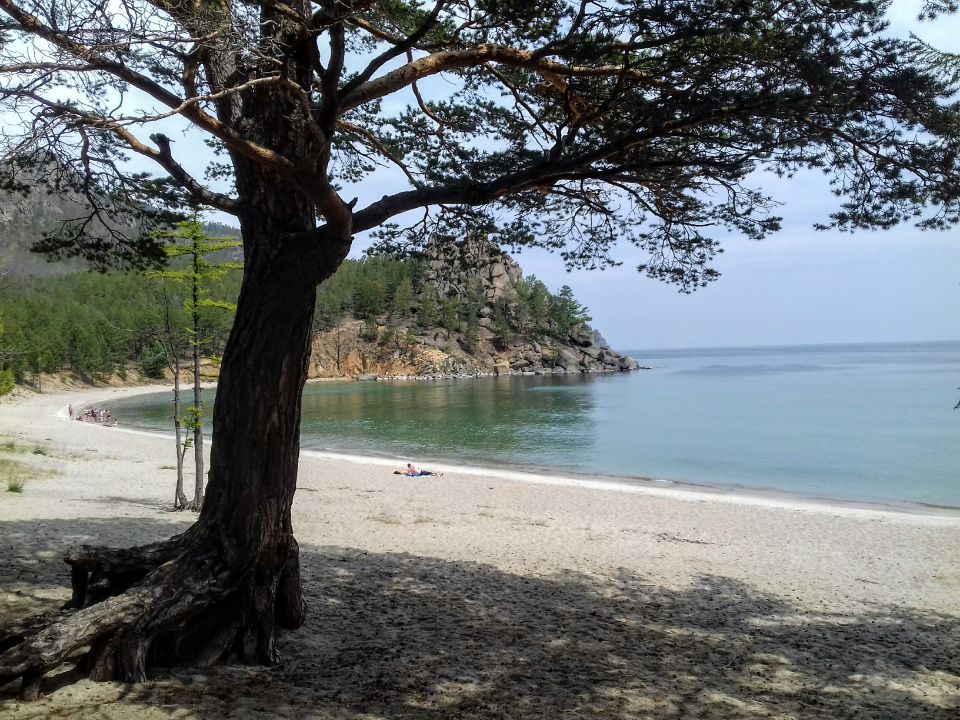 Живописная бухта Бабушка соседствует с бухтой Песчаной на западном берегу озера Байкал