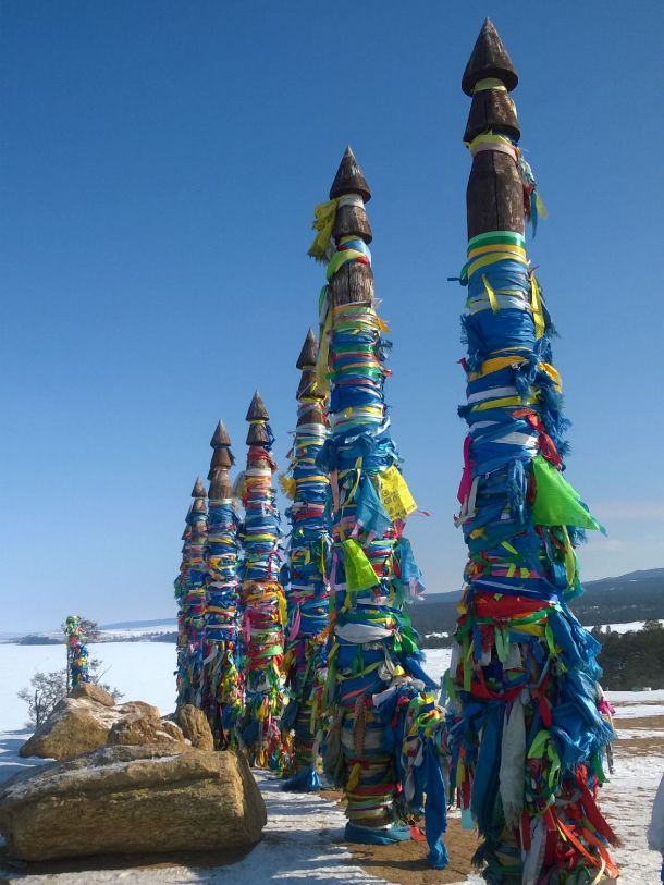 13 сэргэ на острове Ольхон зимой