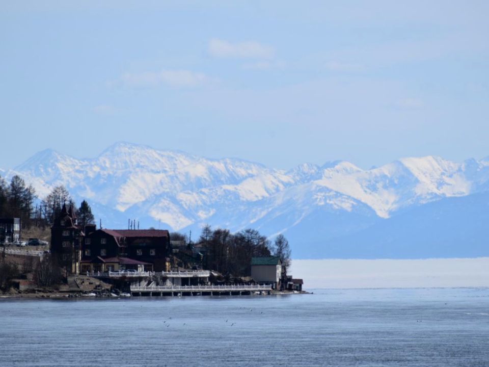 Исток реки Ангары в пос Листвянка на Байкале