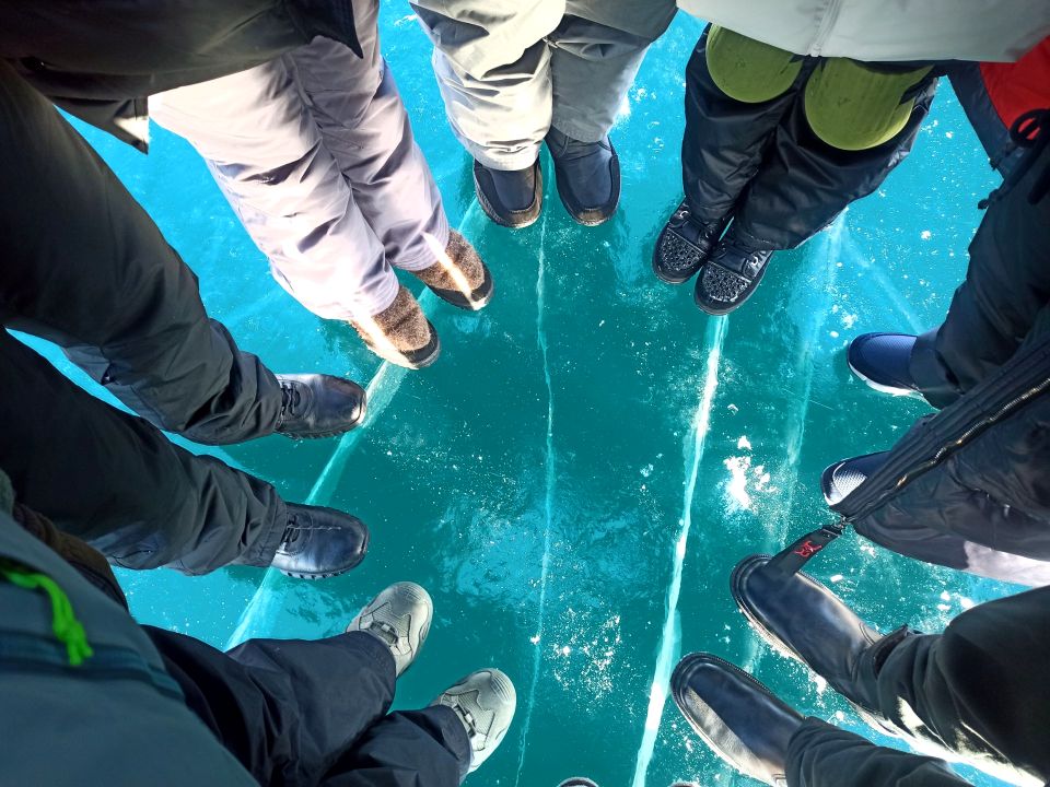 Бирюзовый лед в бухте Песчаной